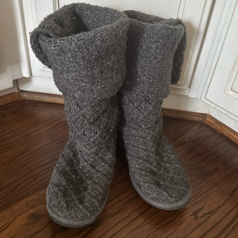 UGG Tall Cardy Knit Boots
Size 9
EUC
